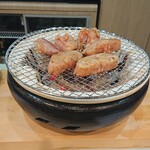 煮焚 しのみや - ふぐを炭火で焼いています