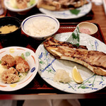 Tsukiji Shokudou Genchan - マグロカマ焼きと唐揚げ定食（税込1,080円）
