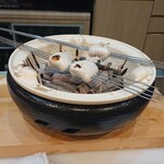 煮焚 しのみや - 河豚の白子を炭火で焼いています