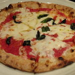 トラットリア・ピアノ - (p≧▽≦q)薪窯ナポリピッツァ：トマトソース：マルゲリータ（バジル・モツァレラチーズ）：1280円(2013.01月)