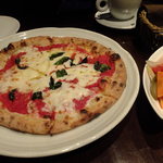 トラットリア・ピアノ - (p≧▽≦q)薪窯ナポリピッツァ：トマトソース：マルゲリータ（バジル・モツァレラチーズ）：1280円(2013.01月)