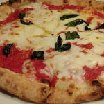 トラットリア・ピアノ - (p≧▽≦q)薪窯ナポリピッツァ：トマトソース：マルゲリータ（バジル・モツァレラチーズ）：1280円(2013.01月)