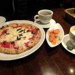 トラットリア・ピアノ - (p≧▽≦q)薪窯ナポリピッツァ：トマトソース：マルゲリータ（バジル・モツァレラチーズ）：1280円(2013.01月)