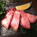 17003913 - 和牛生黒タン塩特上（税込 ¥ 1,334）厚さ１センチ以上のタンを初めて食べました！