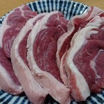 Sumiyaki jingisu kan maruko - 特選生ラム。極上に比して少し硬いがそれでもなお柔らかく、羊肉の旨味を楽しめます。