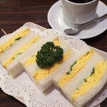 切通し進々堂 - ボキは玉子サンドイッチ700円。こちらもお店の人気メニューです。あふれそうな玉子焼き。パンがふわっふわでとっても美味しいよ。