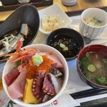 YUUJIN - 海鮮丼御膳、豪華！