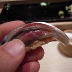 すし匠 - 2013/01/24　〆鯖　握り（持ってみたところ）