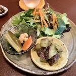 ジャム cafe 可鈴 - グリーンサラダ(上)、自家製ピクルス(左)、さつま芋のジェノベーゼサラダ(右)