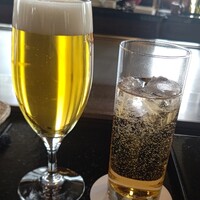 那古亭 - 【右】❀〖ジンジャエール〗（920えん）
                
                【左】❀〖生ビール（ザ・サントリープレミアムモルツ）〗（1200えん）
                