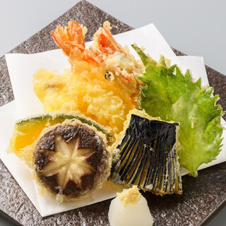 季節の食材を使った旬な天ぷら盛り合わせ880円！