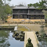 ふふ 奈良 - 竹林を降りると橋を渡る、その向こうにレストラン。