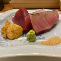 天婦羅 みやしろ - メバチマグロの赤身と大トロ。付け合わせの泡醤油と自家製塩が◎