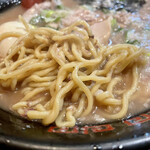 無鉄砲 - とんこつチャーシュー 半熟味玉入り(ばりかた、こってりよりちょいこってり、味1/3) 麺はこんな感じね〜