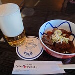 やまきぼし - 料理写真:瓶ビールとサービスおつまみの煮込み