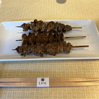 天然うなぎ しま村 - 串焼き三羽ガラス。上からキモ、レバー、ツクネ