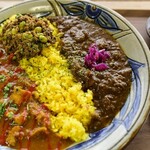 カレースタンド ロムアズ - 全種類を食べ比べ出来るおススメの一品、カレープレート