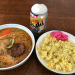 SOUP CURRY KING - レンジで熱々、自家製の付け合わせ、好みのビール、自宅ならではの良さがあります。