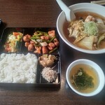 上海菜館 - 【2022.3.11(金)】五目あんかけそば(並盛)780円＋日替わり弁当(並盛)800円