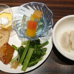 香港蒸蘢 - 青菜炒め、青リンゴジュレ、水餃子