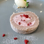 ニコエ - デザート　いちごのロールケーキ