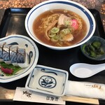 喫茶 麻 - 煮干しラーメンと虎鯖棒寿司　１０００円