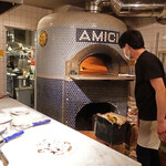 Trattoria Pizzeria Amici - 頻繁に窯の火をチェック