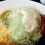 旬香亭 - 透明でシャキシャキなキャベツの千切りとクリーミーなオニオンドレッシング