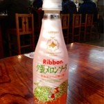 麺屋　手ごね竹 - 夕張メロンソーダ：お楽しみジュース（100円）