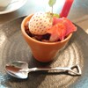 Delicious Kitchen EMONDEL - 苺を添えたティラミス仕立ての植木鉢✨マスカルポーネチーズにサクサクのクランブル、スポイトに入ったストロベリーソースをかけてスコップで頂きます♪
