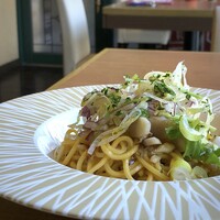 Osteria Falco - ◆真鯛のほぐし身と蓮根のオイルソース、シャキシャキ野菜のせ　レモン風味～キタッラ～ これ美味しい。鯛のほぐし身もタップリで、蓮根やお野菜の食感もいいこと。