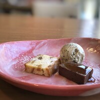 Osteria Falco - ◆デザート3種・・紅茶アイスが好み。