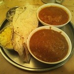 カンテ カンテ - 2色カレーの定食（手前がなす、奥がチキン）
