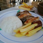Restaurante Brasil - 牛肉・チキン・ソーセージの豪華串刺し、付け合わせのフライドポテト・ライス