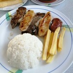 Restaurante Brasil - 牛肉・チキン・ソーセージの豪華串刺し、付け合わせのフライドポテト・ライス