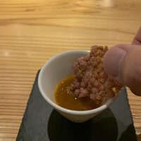 Noeud.TOKYO - 魚のアラで作ったスープ。紫キャベツとタピオカで作ったチップスをスープにつけて食べる