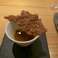 Noeud.TOKYO - 魚のアラで作ったスープ。上には紫キャベツとタピオカで作ったチップス
