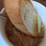 トラットリア シェ ラパン - 小海老とキノコ、季節野菜のアヒージョ自家製パン添え