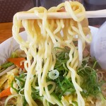 をっちゃんラーメン - 麺は、太目の縮れ麺です
