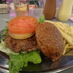 「ヨコスカネイビーバーガー（レギュラーサイズ・227 g）」と「ポテト＆ドリンク」のセット