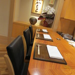 銀座おかもと - この日はカウンター7席のみ使っていました。