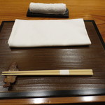 銀座おかもと - テーブルセッティング。箸置きはメバル。