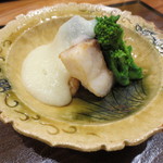 銀座おかもと - アマダイと堀川ごぼうを揚げたものにクワイのあんをかけたもの。菜の花を添えて。