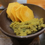 銀座おかもと - クワイのチップスに蟹味噌を白みそなどで味を調えたもの。お酒が進みます。