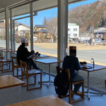 TAKAO 599CAFE - 外の景色を見ながら、ゆったりとサイフォンコーヒーを飲む方々。