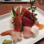 寿司の魚常 - 晩酌セット900円のとりあえず刺盛はまぐろ、サーモン、えんがわ、びんとろ、赤えびの五点