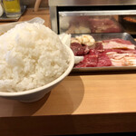 肉のまんぷく苑 - 大盛ご飯は中々の山です！