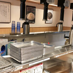 肉のまんぷく苑 - 向かい合わせのカウンターは、各人にそれぞれ換気扇有ります。