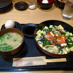 Sushikuidokorosanga - 海鮮チラシ@ランチメニュー(@800) ゆで卵は無料サービス。
