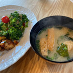 カフェ満天 - 味噌汁　厚揚げはどん兵衛くらい甘くて美味しい